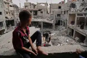 Palestinians inspect the rubble of homes destroyed by Israeli strikes in Khan Younis, Gaza Strip, May 15, 2025. Photo: Abdel Kareem Hana/AP.