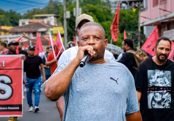 Panamanian worker on the streets as part of the national strike. Photo: SUNTRACS.