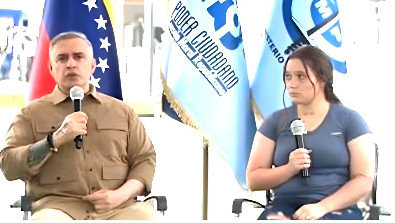 Venezuelan Attorney General Tarek William Saab with the mother of the two-year old child seized by the US authorities. Photo: RedRadioVE.