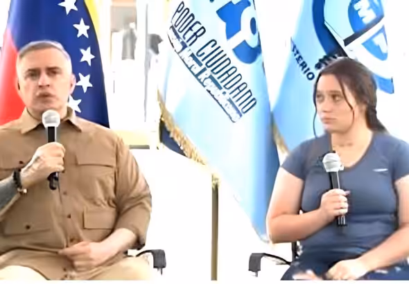 Venezuelan Attorney General Tarek William Saab with the mother of the two-year old child seized by the US authorities. Photo: RedRadioVE.