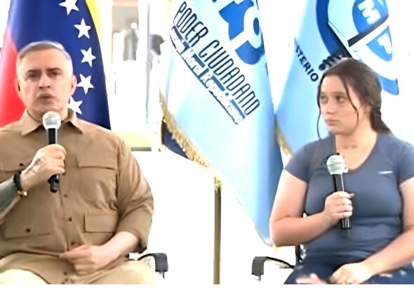 Venezuelan Attorney General Tarek William Saab with the mother of the two-year old child seized by the US authorities. Photo: RedRadioVE.