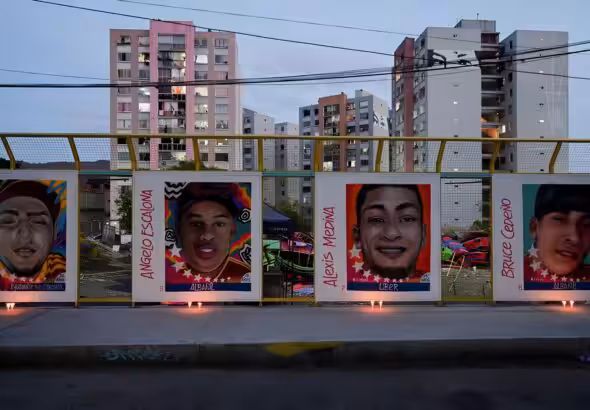 Mural in Caracas with faces of the Venezuelan migrants illegally imprisoned in El Salvador. Photo: Reuters/Gaby Oraa.