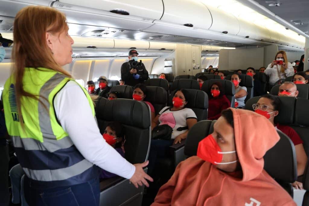 Venezuelan migrants inside a Return to the Homeland flight on their return journey to Venezuela from Mexico, May 29, 2025. Photo: Radio Miraflores.