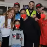 Repatriated migrants pose for a photo with Venezuelan officials upon their arrival in Caracas, May 8, 2025. Photo: Alberto News.