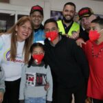 Repatriated migrants pose for a photo with Venezuelan officials upon their arrival in Caracas, May 8, 2025. Photo: Alberto News.