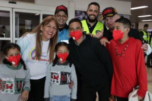 Repatriated migrants pose for a photo with Venezuelan officials upon their arrival in Caracas, May 8, 2025. Photo: Alberto News.