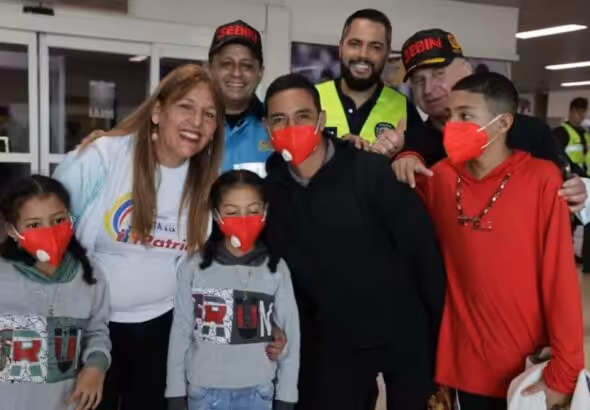 Repatriated migrants pose for a photo with Venezuelan officials upon their arrival in Caracas, May 8, 2025. Photo: Alberto News.