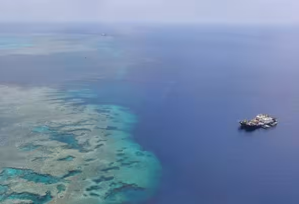 A Chinese fishing boat operating in the waters of China's Huangyan Island in the South China Sea on April 12. Photo: XINHUA.