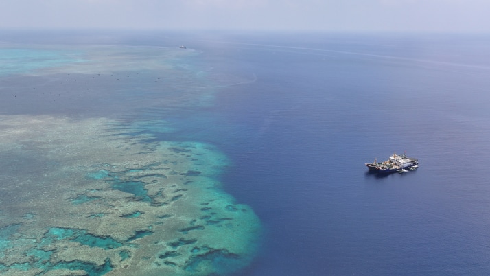 A Chinese fishing boat operating in the waters of China's Huangyan Island in the South China Sea on April 12. Photo: XINHUA.