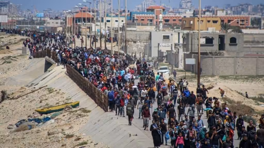 Palestinians wait for aid trucks to cross in the central Gaza Strip on May 19, 2024. Photo: Bloomberg.