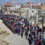 Palestinians wait for aid trucks to cross in the central Gaza Strip on May 19, 2024. Photo: Bloomberg.