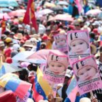 Marchers holding posters with the photo of the Venezuelan baby girl Maikelys Espinoza, who was kidnapped by US authorities, during the May Day march in Caracas on May 1, 2025. Photo: Alma Plus TV.