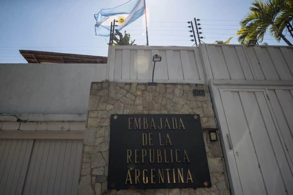 Entrance to the embassy of Argentina in Caracas. Photo: File photo.