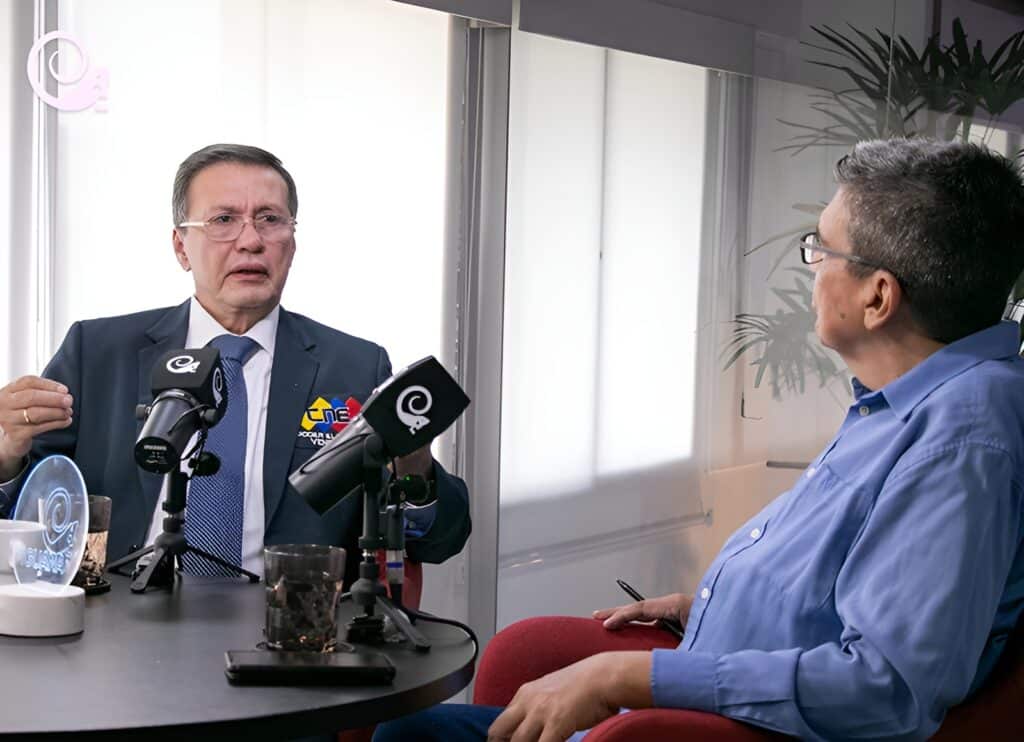 Venezuelan National Electoral Council (CNE) rector Conrado Pérez (left) being interviewed by journalist Clodovaldo Hernandez. Photo: La IguanaTV.