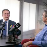Venezuelan National Electoral Council (CNE) rector Conrado Pérez (left) being interviewed by journalist Clodovaldo Hernandez. Photo: La IguanaTV.