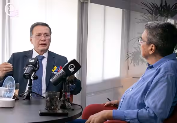 Venezuelan National Electoral Council (CNE) rector Conrado Pérez (left) being interviewed by journalist Clodovaldo Hernandez. Photo: La IguanaTV.