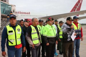 Venezuelan Interior Minister Diosdado Cabello answering questions from the press after the arrival of a flight with Venezuelan migrants deported by the United States. Photo: Venezuelan Interior Ministry.