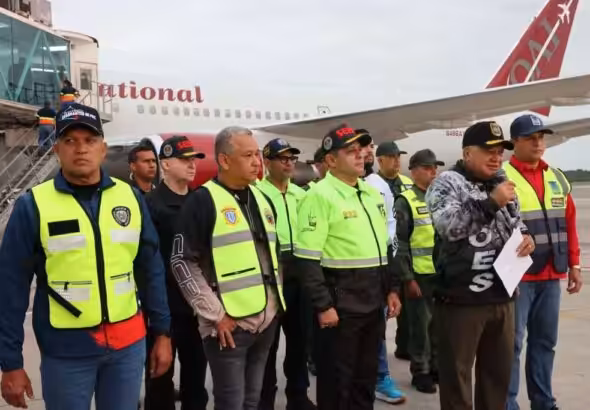 Venezuelan Interior Minister Diosdado Cabello answering questions from the press after the arrival of a flight with Venezuelan migrants deported by the United States. Photo: Venezuelan Interior Ministry.