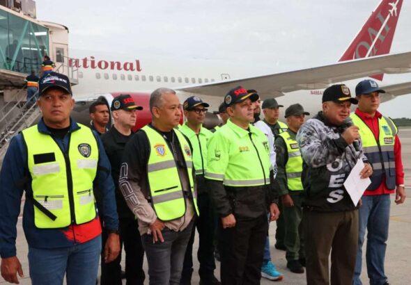 Venezuelan Interior Minister Diosdado Cabello answering questions from the press after the arrival of a flight with Venezuelan migrants deported by the United States. Photo: Venezuelan Interior Ministry.