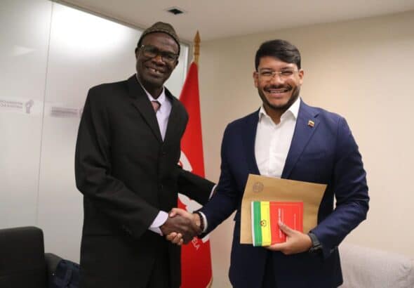 Venezuelan deputy foreign minister for Latin America, Rander Peña, greets Wasna Papai Danfa, member of the Political Bureau of the African Party for the Independence of Guinea and Cape Verde (PAIGCV), who will act as an observer for the May 25 elections. Photo: Telegram/@RanderPena.