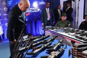 Venezuelan Interior Minister Diosdado Cabello examining a set of military grade automatic weapons, seized in the most recent terrorist plot thwarted by intelligence agencies in Venezuela. Photo: Venezuelan Interior Ministry.