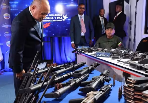 Venezuelan Interior Minister Diosdado Cabello examining a set of military grade automatic weapons, seized in the most recent terrorist plot thwarted by intelligence agencies in Venezuela. Photo: Venezuelan Interior Ministry.