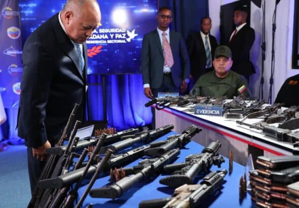 Venezuelan Interior Minister Diosdado Cabello examining a set of military grade automatic weapons, seized in the most recent terrorist plot thwarted by intelligence agencies in Venezuela. Photo: Venezuelan Interior Ministry.