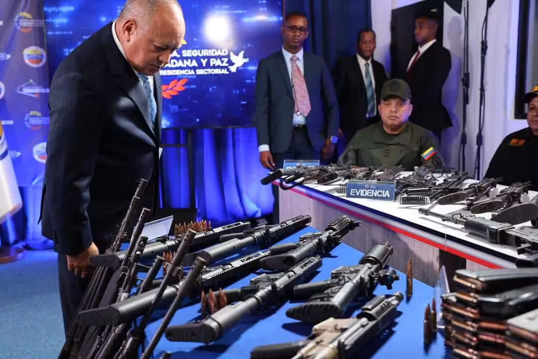 Venezuelan Interior Minister Diosdado Cabello examining a set of military grade automatic weapons, seized in the most recent terrorist plot thwarted by intelligence agencies in Venezuela. Photo: Venezuelan Interior Ministry.
