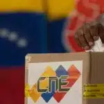 A Venezuelan casts the receipt of his electronic vote. Photo: IG/@fundacitezulia.