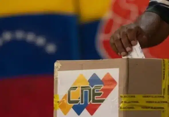 A Venezuelan casts the receipt of his electronic vote. Photo: IG/@fundacitezulia.