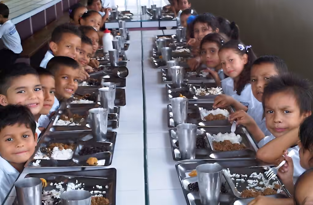 Elementary school children in Venezuela having lunch. Photo: YVKE Mundial/File photo.