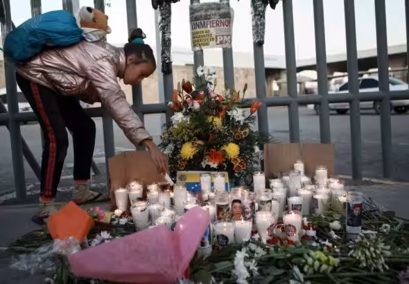A girl lights a candle at a vigil for the victims of a fire at a migrant shelter that killed dozens in Ciudad Juárez, Mexico, on March 28, 2023. Photo: Christian Chavez/AP/file photo.