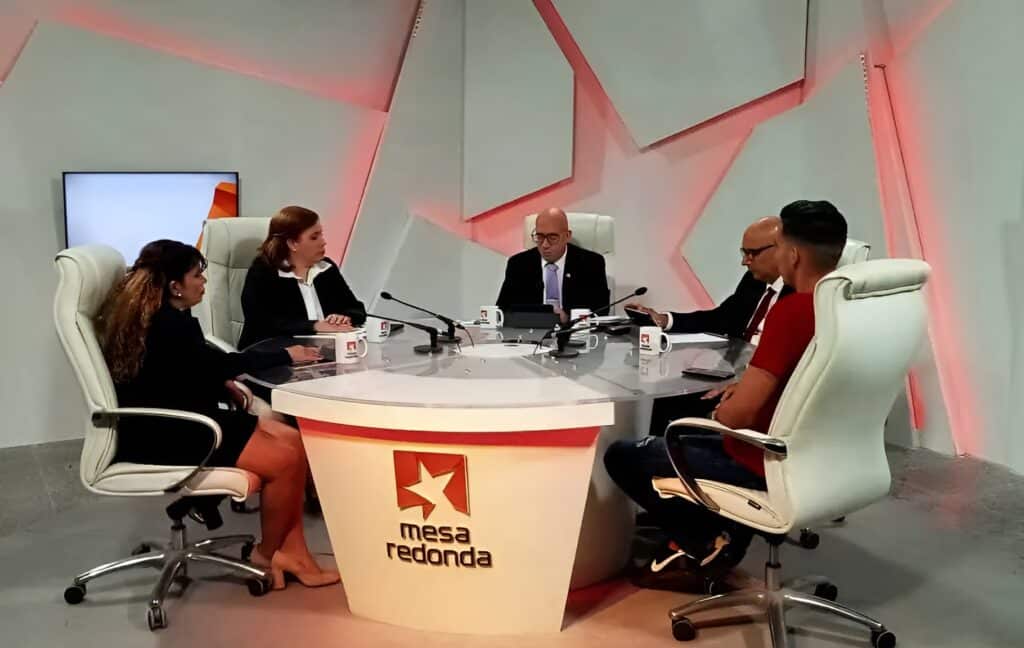 Cuba's Mesa Redonda program with ETECSA's executives and students where new adjustments to mobile data plans was announced. Photo: X/@ETECSA_Cuba.