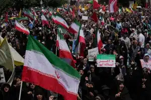 Iranian worshipers carry their county's flags in a protest to condemn Israeli on multiple cities across Iran, after the Friday prayers ceremony in Tehran, Iran, Friday, June 20, 2025. Photo: AP.