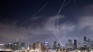 Israeli air defenses respond to incoming Iranian ballistic missiles as seen from Tel Aviv, Israel, June 18, 2025. Photo: Getty Images/Mostafa Alkharouf/Anadolu.