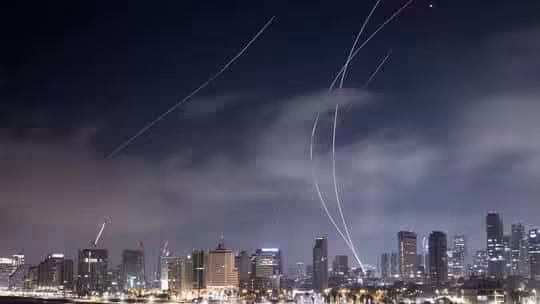 Israeli air defenses respond to incoming Iranian ballistic missiles as seen from Tel Aviv, Israel, June 18, 2025. Photo: Getty Images/Mostafa Alkharouf/Anadolu.