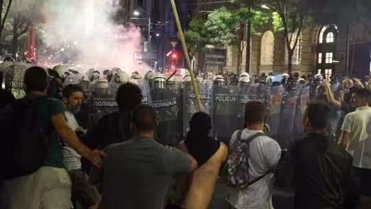 Protesters clash with police in Belgrade, Serbia, June 28, 2025. Photo: Marko Drobnjakovic/AP.