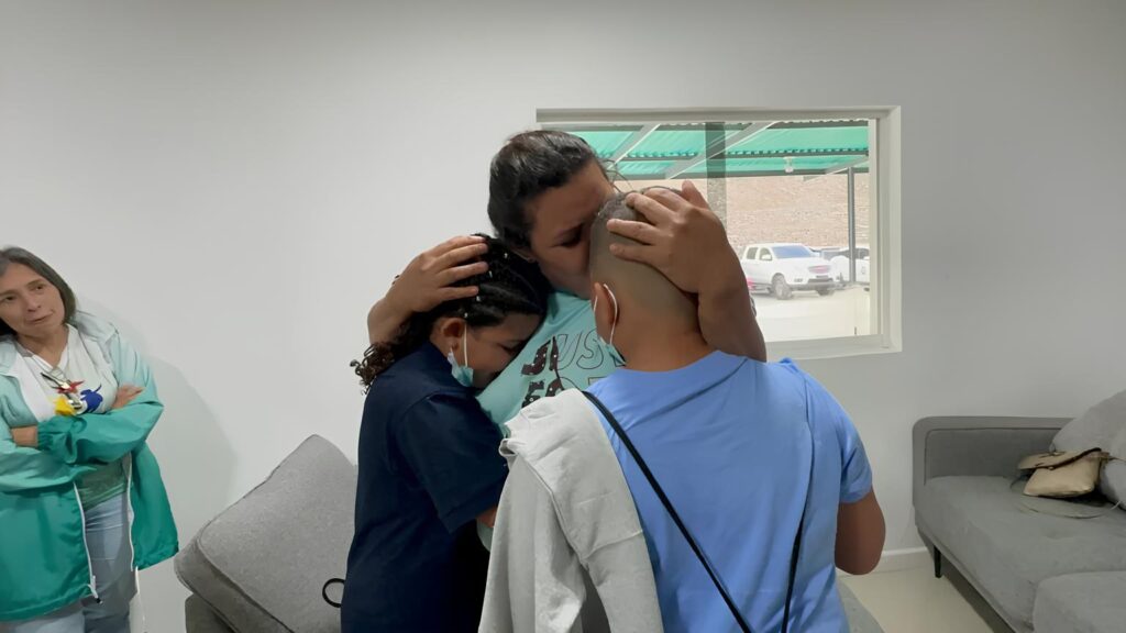 Amanda reunited with two of her children deported from the US. Photo: Instagram/@madeleintelesur.