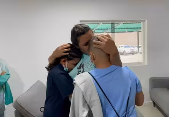 Amanda reunited with two of her children deported from the US. Photo: Instagram/@madeleintelesur.