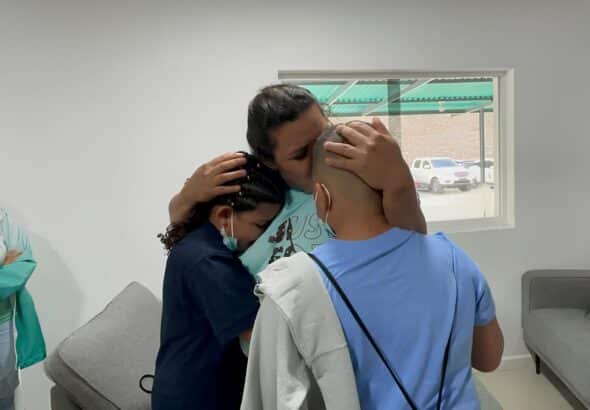 Amanda reunited with two of her children deported from the US. Photo: Instagram/@madeleintelesur.