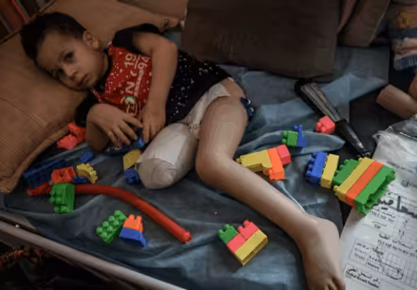 Palestinian boy with a leg amputated. Photo: QNN.