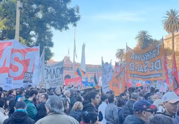 Protesters in Plaza de Mayo, Buenos Aires, march against the Supreme Court's ban on Cristina Fernández de Kirchner holding public office. Photo: Telesur.