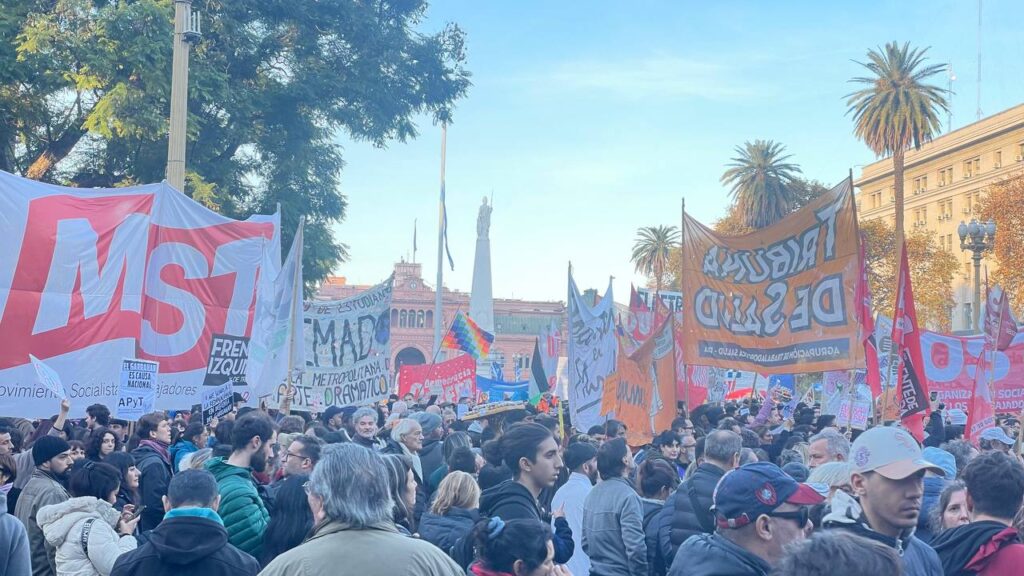 Protesters in Plaza de Mayo, Buenos Aires, march against the Supreme Court's ban on Cristina Fernández de Kirchner holding public office. Photo: Telesur.