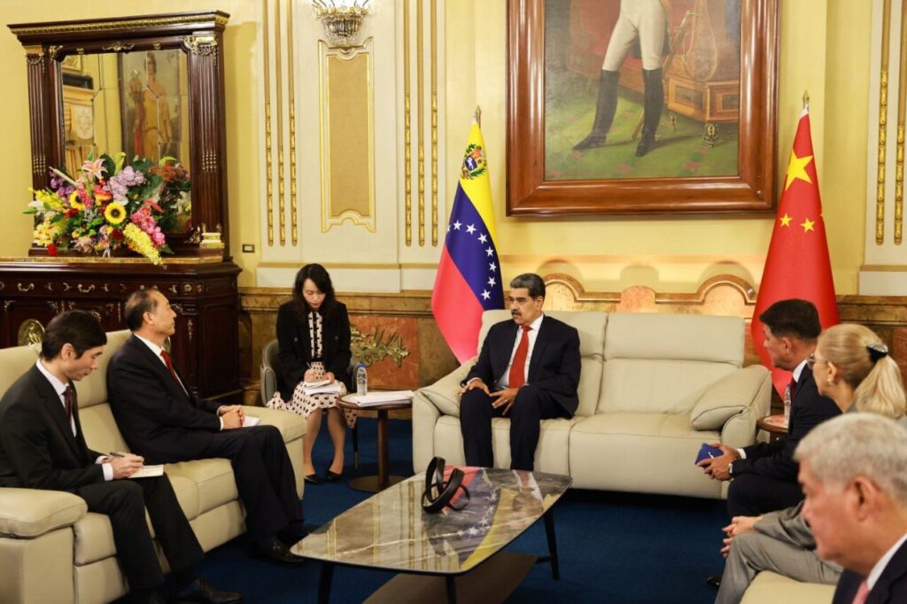 Venezuelan President Nicolás Maduro meets with the Communist Party of China delegation in Caracas. Photo: Venezuela Presidential Press.