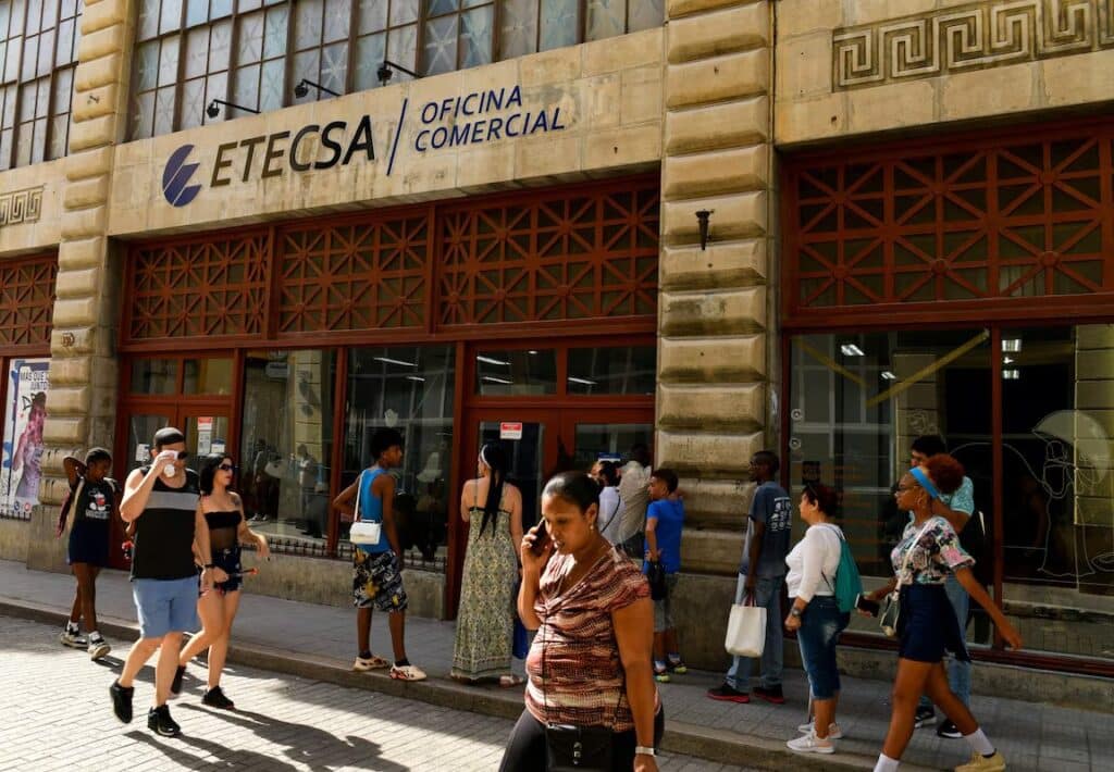 People walking in front of the Cuban Telecommunications Company (ETECSA) building in Havana. Photo: Reuters.