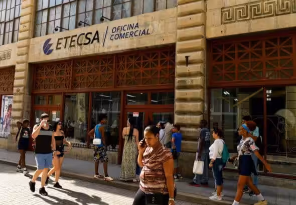 People walking in front of the Cuban Telecommunications Company (ETECSA) building in Havana. Photo: Reuters.