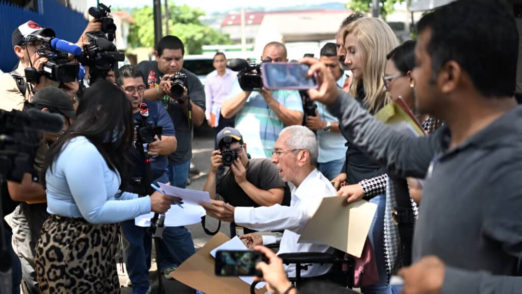 Venezuelan representatives hold a press conference outside the General Directorate of Penal Centers of El Salvador, June 13, 2025. Photo: AFP.