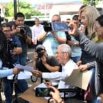Venezuelan representatives hold a press conference outside the General Directorate of Penal Centers of El Salvador, June 13, 2025. Photo: AFP.