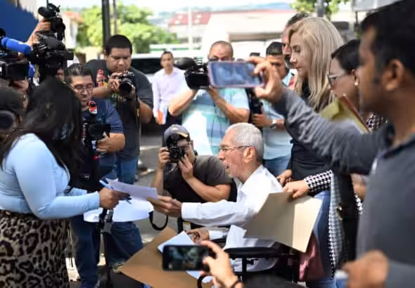 Venezuelan representatives hold a press conference outside the General Directorate of Penal Centers of El Salvador, June 13, 2025. Photo: AFP.