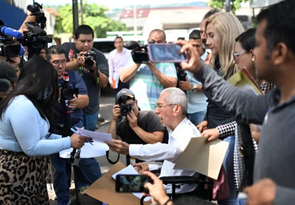 Venezuelan representatives hold a press conference outside the General Directorate of Penal Centers of El Salvador, June 13, 2025. Photo: AFP.